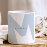 Moderne, overmaatse monogrammen Initiaal & naam Koffiemok<br><div class="desc">Stijlvolle en trendy mok met een groot monogrammed initiaal en een naam aan beide zijden in eenvoudige,  moderne lettertypen. Als je hulp nodig hebt bij het aanpassen van deze gegevens,  kun je me een bericht sturen met de onderstaande button en ik help je graag.</div>