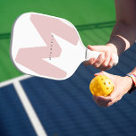 Moderne, overmaatse monogrammen Initiaal & naam Pickleball Paddle<br><div class="desc">Verhoog uw spel met deze gepersonaliseerde pickleball-peddel met een strak, modern ontwerp. De grote, zachtroze initialen creëer hebben een gedurfde achtergrond, aangevuld met jouw naam in minimalistische typografie voor een aangepaste en professionele uitstraling. De strakke esthetiek en zwarte, witte of bruine trim maken deze paddle niet alleen functioneel maar ook...</div>