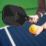 Moderne, overmaatse monogrammen Initiaal & naam Pickleball Paddle<br><div class="desc">Verhoog uw spel met deze gepersonaliseerde pickleball-peddel met een strak, modern ontwerp. Het grote, donkergrijze initiaal op een zwarte achtergrond creëer een gedurfde achtergrond, aangevuld met jouw naam in witte minimalistische typografie voor een aangepaste en professionele uitstraling. De strakke esthetiek en zwarte, witte of bruine trim maken deze paddle niet...</div>