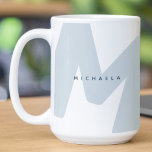 Moderne, overmaatse monogrammen Initiaal & naamkof Koffiemok<br><div class="desc">Stijlvolle en trendy mok met een groot monogrammed initiaal en een naam aan beide zijden in eenvoudige,  moderne lettertypen. Als je hulp nodig hebt bij het aanpassen van deze gegevens,  kun je me een bericht sturen met de onderstaande button en ik help je graag.</div>