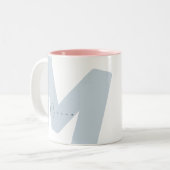 Moderne Oversized Monogram Eerste Letter Script Na Tweekleurige Koffiemok (Voorkant links)