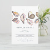 Moderne Oyster Couples Shower Invitation Beach Bla Kaart (Staand voorkant)