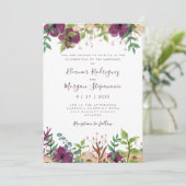 Moderne paarse bloemengroene trouwuitnodiging kaart (Staand voorkant)