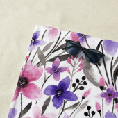 Moderne Paarse bloementeelt in roze Waterverf Strandlaken (In situ)