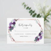 Moderne Paarse Bloemrijke Script Bruiloft RSVP Kaartje (Staand voorkant)