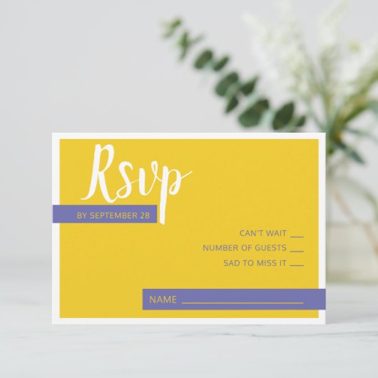 Moderne paarse bruiloft met een minimum RSVP kaartje (Staand voorkant)