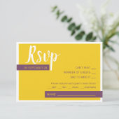 Moderne paarse bruiloft met een minimum RSVP kaartje (Staand voorkant)