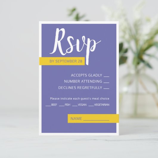 Moderne paarse bruiloft met een minimum RSVP kaartje (Staand voorkant)