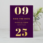 Moderne Paarse en Gold Bold Date Save the Date Folie Uitnodiging (Staand Voorkant)