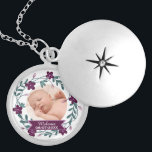 Moderne Paarse Floral Wreath Baby Foto Keepomwille Locket Ketting<br><div class="desc">Decoratieve moderne florale lijsten uploaden je eigen foto naar creëer een  baby keepaardje dat gepersonaliseerd is met de naam van de baby.</div>