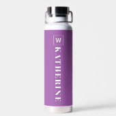 Moderne Paarse Gepersonaliseerde Naam Monogram Een Waterfles (Achterkant)