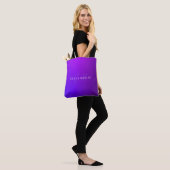 Moderne Paarse Gradiënt Naam & Monogram Tote Bag (Op model)