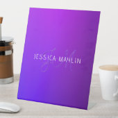 Moderne Paarse gradiëntnaam & Monogram Reclamebord Met Voetstuk (Insitu)