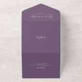 Moderne paarse handgeschreven script elegante trou all in one uitnodiging (Buitenkant)