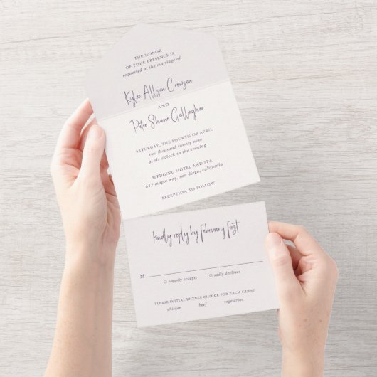 Moderne paarse handgeschreven script elegante trou all in one uitnodiging (Afscheurbaar)