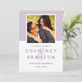 Moderne paarse monogram trouwfoto save the date (Staand voorkant)