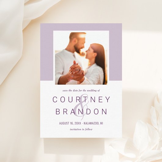 Moderne paarse monogram trouwfoto save the date