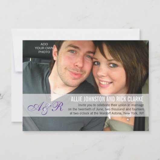 Moderne Paarse Monogrammen Fotobruiloft Kaart (Voorkant)