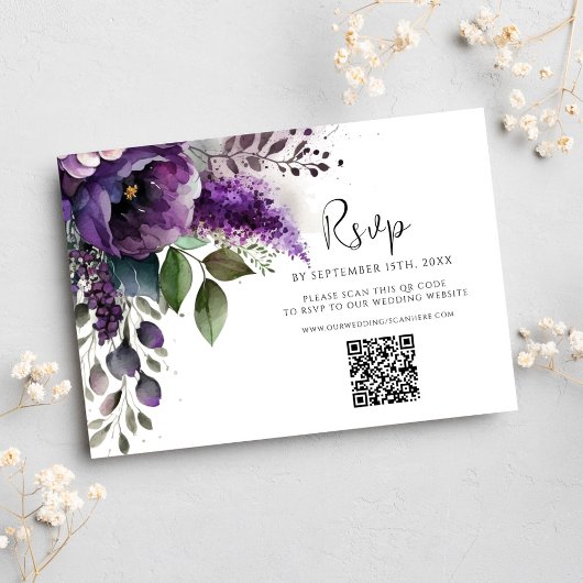 Moderne Paarse QR-code Elegante bloemenbruiloft RSVP Kaartje