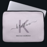 Moderne paarse scriptmonogram naam laptop sleeve<br><div class="desc">Moderne paarse scriptmonogram,  laptophoes</div>