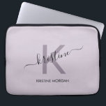 Moderne paarse scriptmonogram naam laptop sleeve<br><div class="desc">Moderne paarse scriptmonogram,  laptophoes</div>