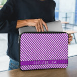 Moderne Paarse strepen Laptop Sleeve<br><div class="desc">Voeg een slank en stijlvol tintje toe aan uw technologie met deze moderne Paarse strepen laptophoes. Met een eigentijds ontwerp van gewaagde en subtiele paarse strepen straalt dit sleeve elegantie en sophisticatie uit, waardoor het de perfecte accessoire is voor werk, school of reizen. Gemaakt van hoogwaardig, lichtgewicht neopreen, biedt het...</div>