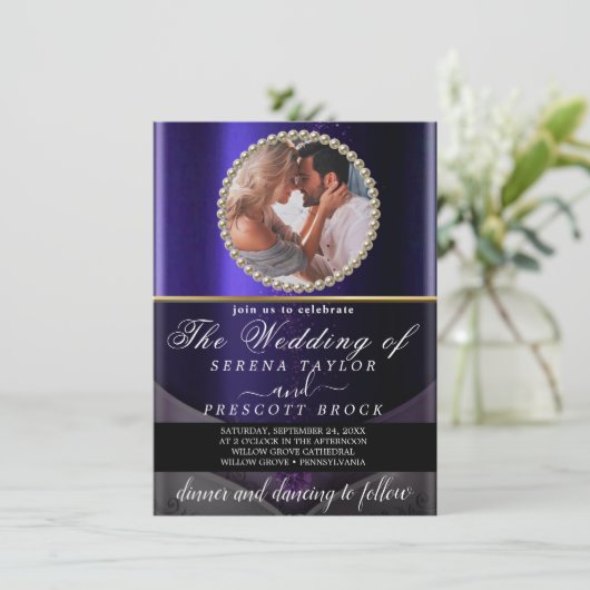 Moderne Paarse uitnodiging tot het uitzenden van e (Staand voorkant)