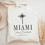 Moderne palmboom gepersonaliseerd vrijgezellenfees tote bag<br><div class="desc">Welkom vrienden op je vrijgezellenweekend met deze schattige gepersonaliseerde canvas tassen. Perfect voor strandelijke of tropische locaties,  dit ontwerp heeft een zwarte palmboom silhouet illustratie met uw bestemming eronder (getoond met Miami) in klassieke serif belettering. Voeg jouw naam(s) of gelegenheidsnaam hieronder toe in handgeschreven cursief schrift,  evenals het jaar.</div>