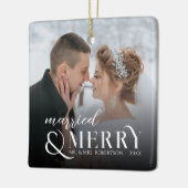 Moderne Pas getrouwd Getrouwd & Vrolijk Kerstfeest Keramisch Ornament (Links)