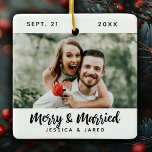 Moderne Pas getrouwd Merry en huwelijksfoto met ke Keramisch Ornament<br><div class="desc">Een eenvoudige Merry & Gehuwd Kerst versiering met manuscripttypografie en uw foto. Pas het aan met jouw naam,  trouwdatum en foto. De achterkant van het ornament heeft een eenvoudig zwart-wit patroon. Ontworpen voor jou door Blackberry Boulevard.</div>