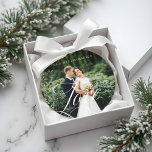 Moderne Pas getrouwd van het Manuscript van de Lie Ornament<br><div class="desc">Speciaal gepersonaliseerd nieuw ornament van de trouwfoto om uw eigen speciaal huwelijksfotogeheugen te tonen. Ons ontwerp is voorzien van een volledig fotoontwerp met uw achternaam bovenaan. Het woord "Liefde" is ontworpen in een mooie, met de hand geschreven, witte scriptstijl die over de trouwfoto is bedekt. De rug en de voorkant...</div>