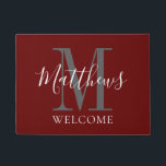 Moderne Passen getrouwd van het Gray Monogram van  Deurmat<br><div class="desc">Gepersonaliseerd modern,  handgeschreven script,  gewaagd,  wit en grijs monogram met bruid en bruidegom achternaam en initiaal op een geweergane achtergrond. Maakt een uniek en geweldig geschenk voor nieuwigheden. Geweldig voor nieuw huis samen. Pas met familienaam,  monogram initiaal en kleuren aan. Elke Clarke©</div>