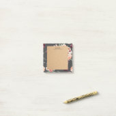 Moderne pastbloemen en gepersonaliseerde Kraft-cad Post-it® Notes (Op bureau)