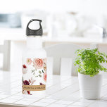 Moderne pastbloemen en gepersonaliseerde Kraft-cad Waterfles<br><div class="desc">Dit gepersonaliseerde cadeau is een mooie en unieke optie voor iedereen die van bloemen houdt en een aanraking van bijtende charme. Het geschenk heeft een set moderne pastelbloemen die tegen een achtergrond van kraftpapier geplaatst zijn, waardoor een prachtig contrast ontstaat dat zeker het oog zal vatten.De bloemen zijn op een...</div>