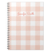 Moderne pasteitekoraal en witte gingham check notitieboek (Voorkant)