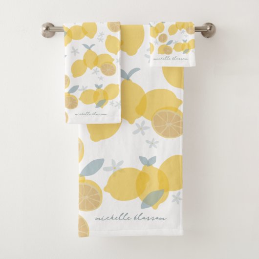 Moderne Pastel Citrus Lemons Monogram Script Bad Handdoek (Insitu)