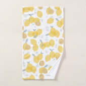 Moderne Pastel Citrus Lemons Monogram Script Bad Handdoek (Handdoek)