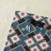 Moderne pastel geometrische bloem monogram patroon strandlaken (In situ)