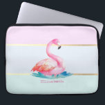 Moderne pastel gestreept, roze flamingo's laptop sleeve<br><div class="desc">Roze flamingos op pastelgestreepte achtergrond met jouw naam.</div>