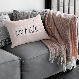 Moderne Pastel Roze Inhale Exhale Quote Accent Kussen