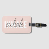 Moderne Pastel Roze Inhale Exhale Quote Bagagelabel (Voorkant (horizontaal))