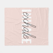 Moderne Pastel Roze Inhale Exhale Quote Fleece Deken (Voorkant (Horizontaal))