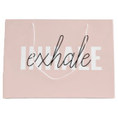 Moderne Pastel Roze Inhale Exhale Quote Groot Cadeauzakje (Voorkant)