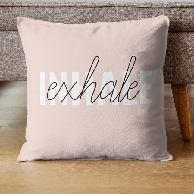 Moderne Pastel Roze Inhale Exhale Quote Kussen (Creator heeft geüpload)
