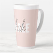 Moderne Pastel Roze Inhale Exhale Quote Latte Mok (Rechterhoek)