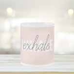 Moderne Pastel Roze Inhale Exhale Quote Matglas Koffiemok<br><div class="desc">Moderne Pastel Roze Inhale Exhale Quote</div>