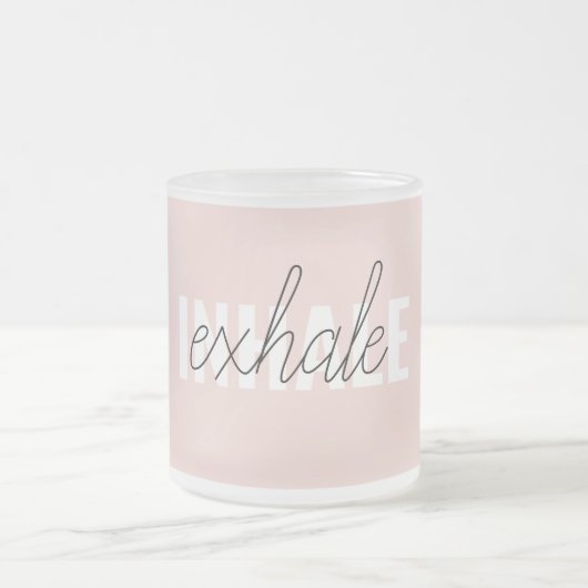 Moderne Pastel Roze Inhale Exhale Quote Matglas Koffiemok (Center)