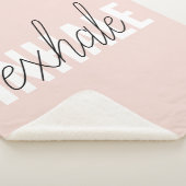 Moderne Pastel Roze Inhale Exhale Quote Sherpa Deken (3/4)