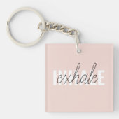 Moderne Pastel Roze Inhale Exhale Quote Sleutelhanger (voorkant)