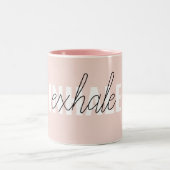 Moderne Pastel Roze Inhale Exhale Quote Tweekleurige Koffiemok (Center)